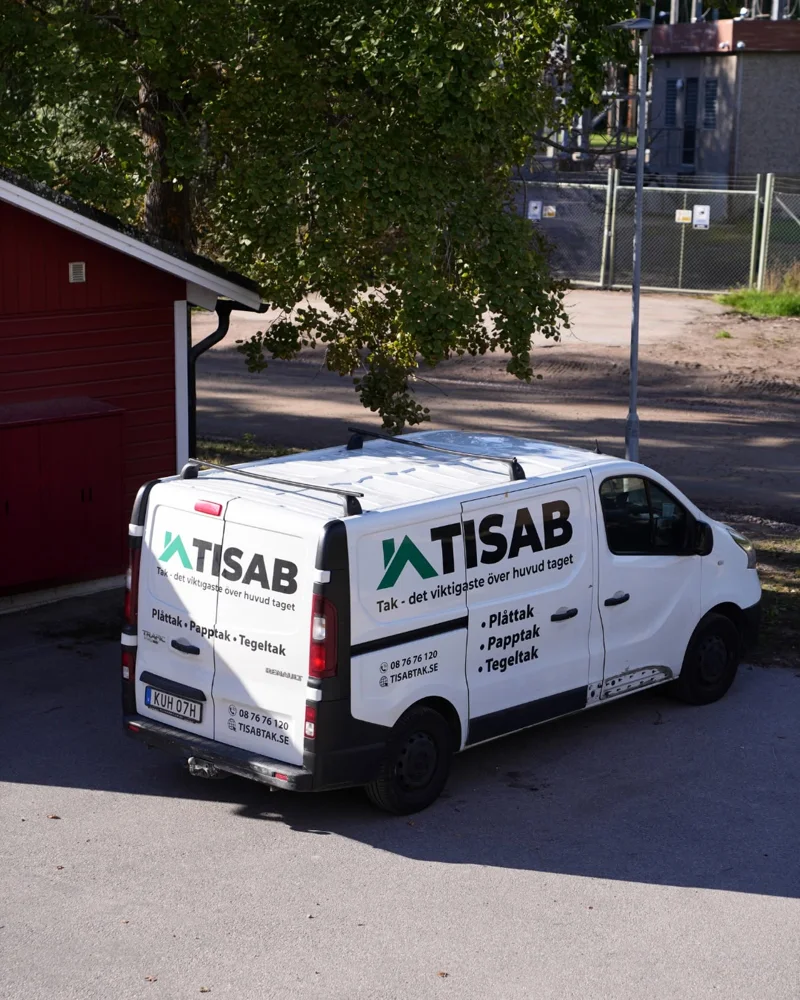 TISAB:s firmabil med företagets gröna taklogga