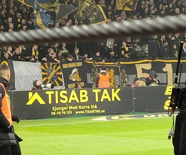 TISAB Tak-skylten vid planen framför AIK-klacken